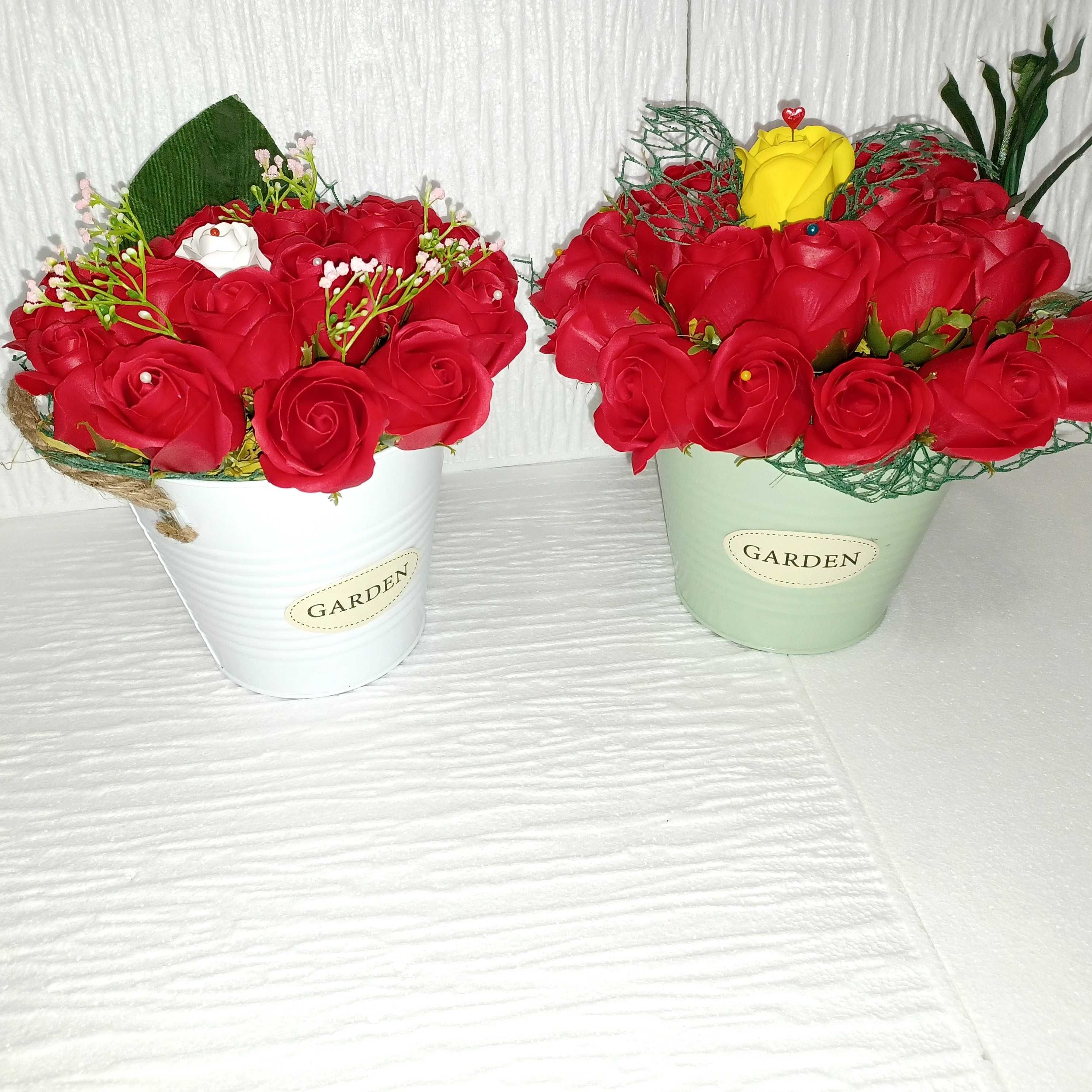 Aranjament cu flori de sapun si pene de struț