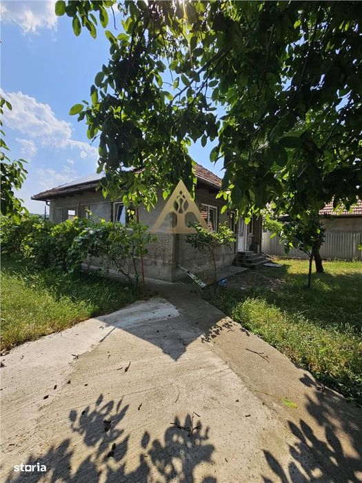 Casa solida, independenta energetic, mutare imediata, 2000 mp teren Ta