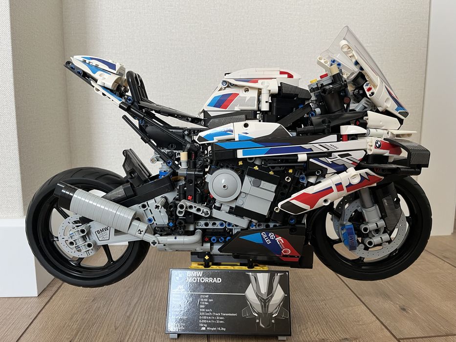 Продам лего technic bmw 1000 rr