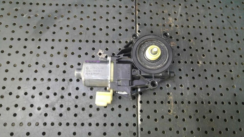 Motoras macara dreapta fata ford fiesta 6 cb1 ccn 8a6114553a 0130822407