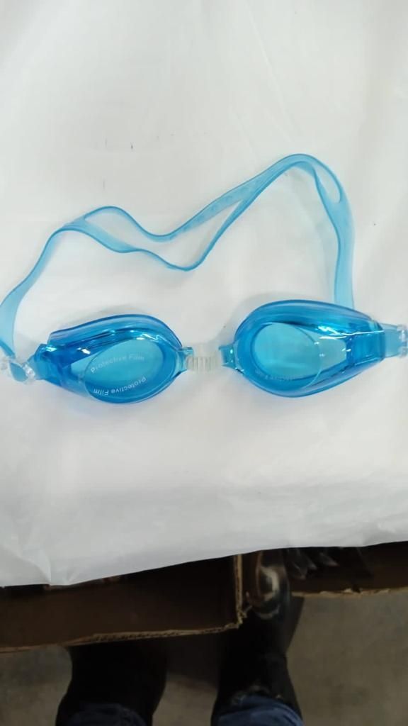 Шапки и очки все для плавания