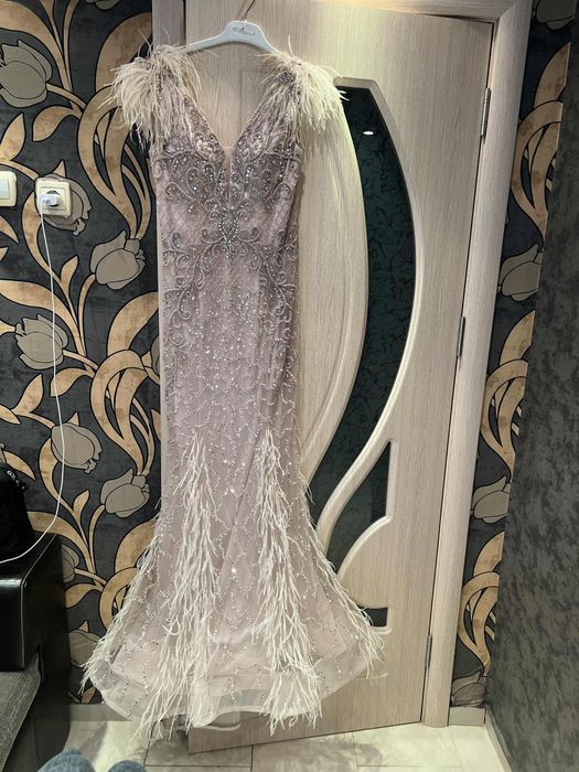 Официална рокля с пера