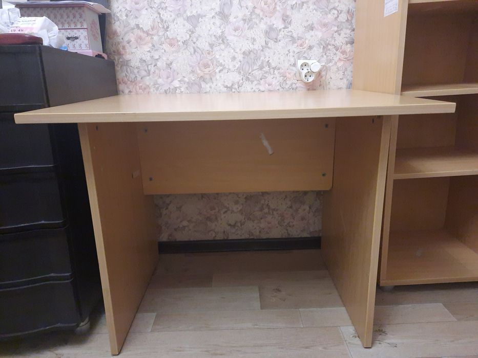 Стол и шкаф в хорошем состоянии