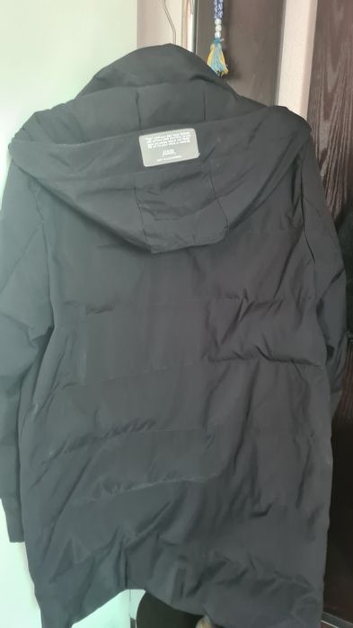 Куртка зимняя в отличном состоянии  цвет чёрный