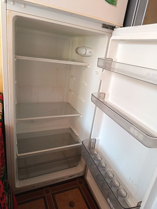 Холодильник сотилади