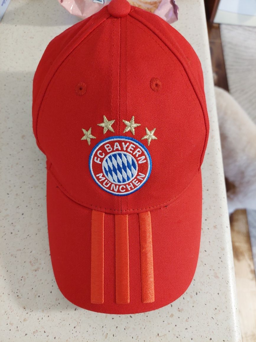 Adidas FC  Bayern Munchen шапка с козирка
