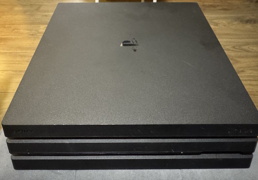 PlayStation 4 Pro 1TB + 2ри God of War контролер