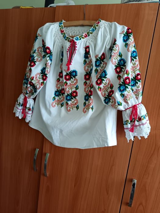 Ie tradițională cusuta manual