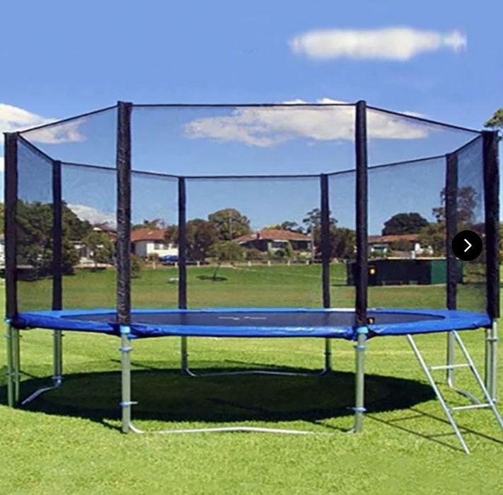 Vând trambulina diametrul de 3m