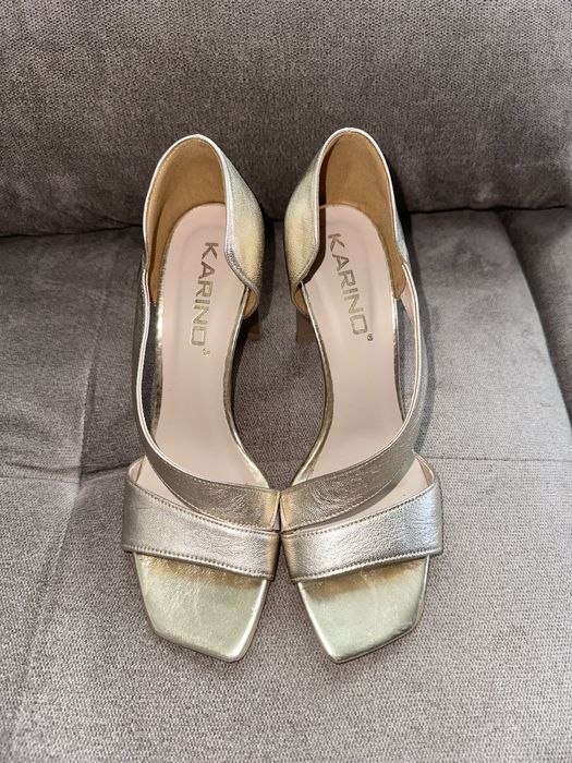 Златисти сандали на висок ток