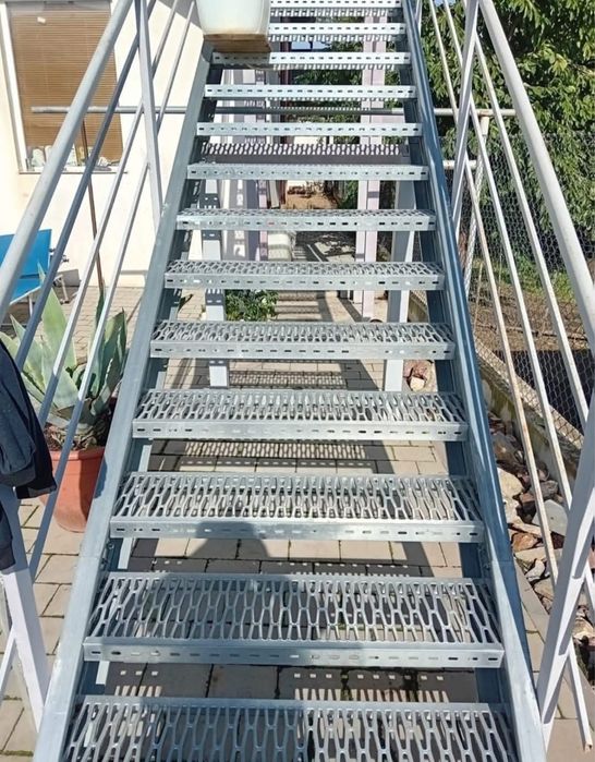Scări metalice zincate