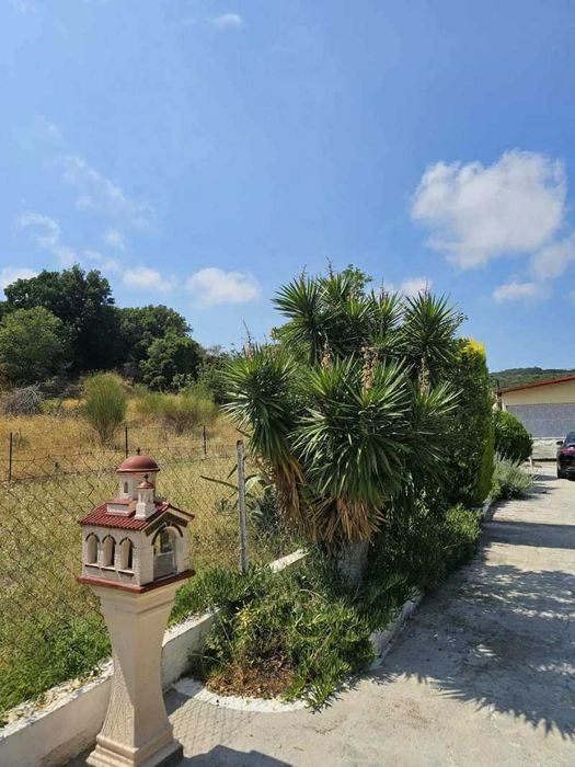 Самотоятелна къща в голям парцел