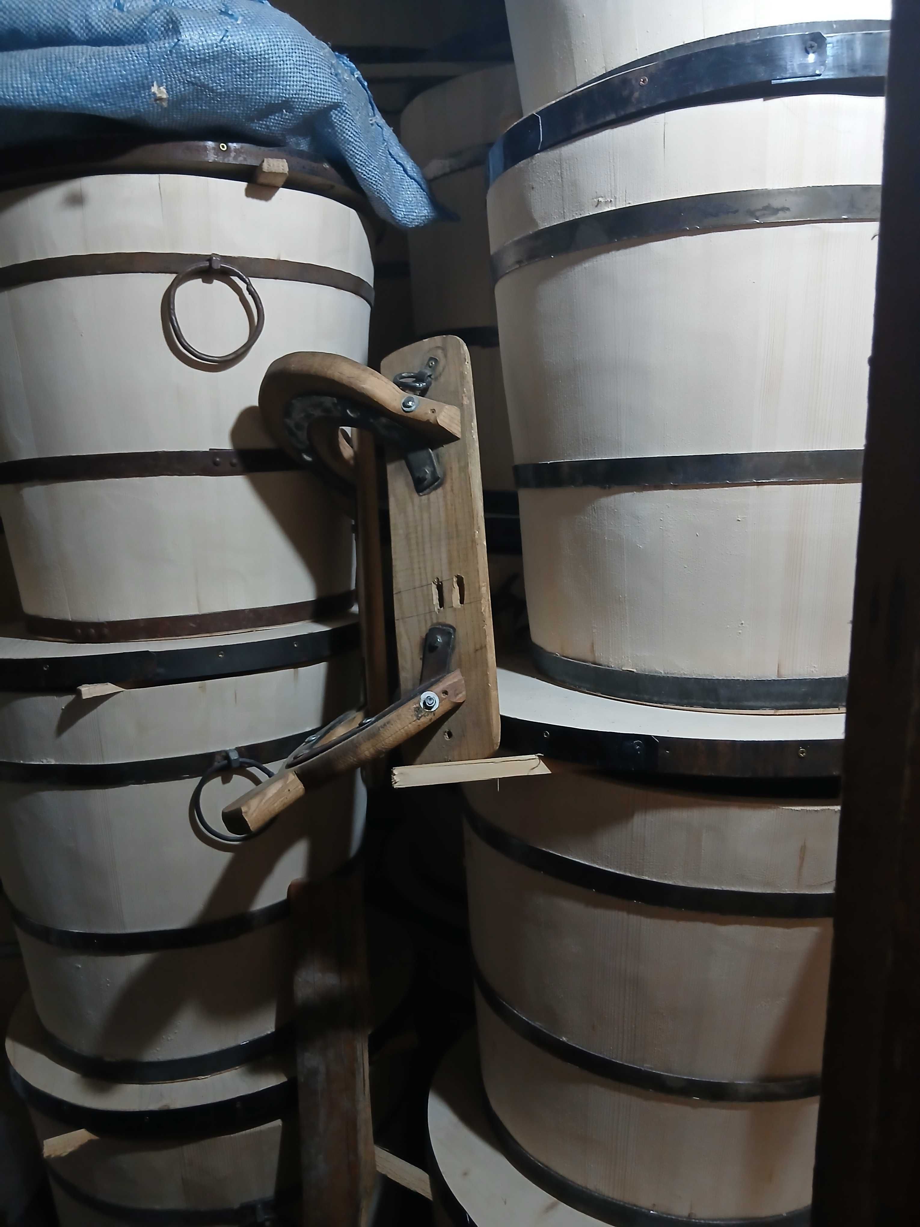 Vase de lemn pentru stana de oi
