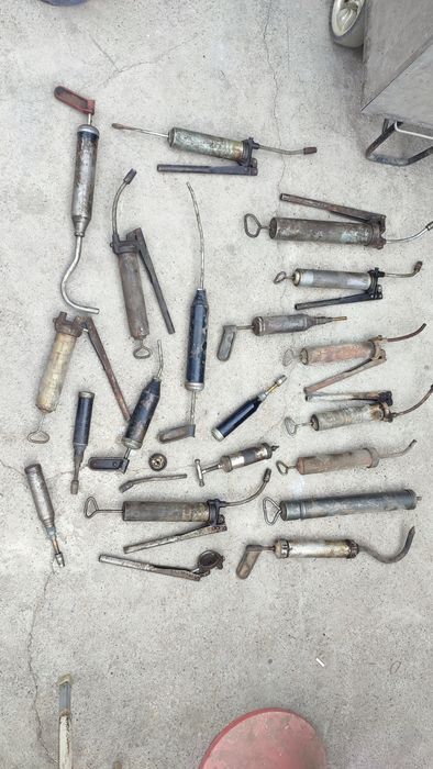 Союзные заводские шприцы для смазки автомобильных узлов и агрегатов.