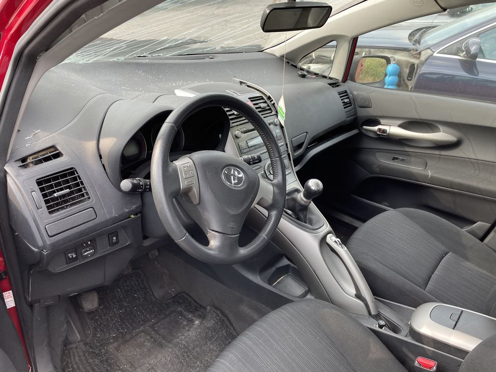 Toyota Auris 1.4 бензин97  кс 50000 км на части