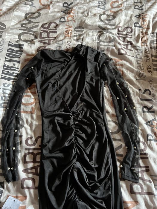 Рокля с перли и пухче