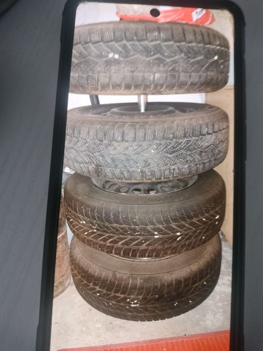 Vând 4 jante tabla 5P.cu cauciucuri de iarnă .