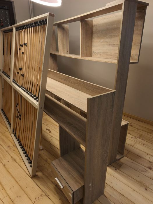 Спалня с рамка и нощни шкафчета