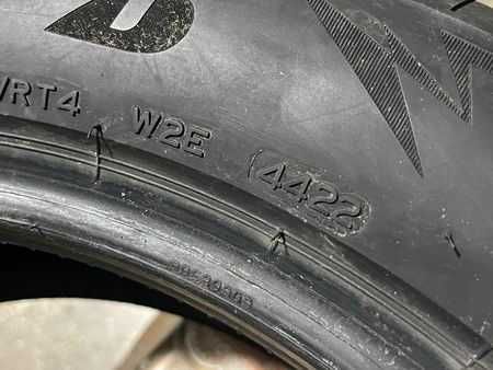 Vand 2 anvelopede iarna Bridgestone 225/55 R19