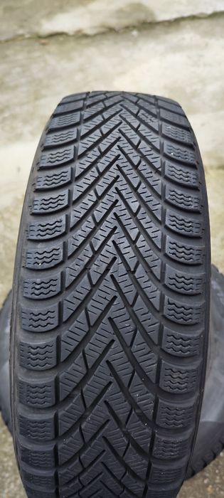 Vând 4 cauciucuri de iarnă Pirelli 195 65 R15