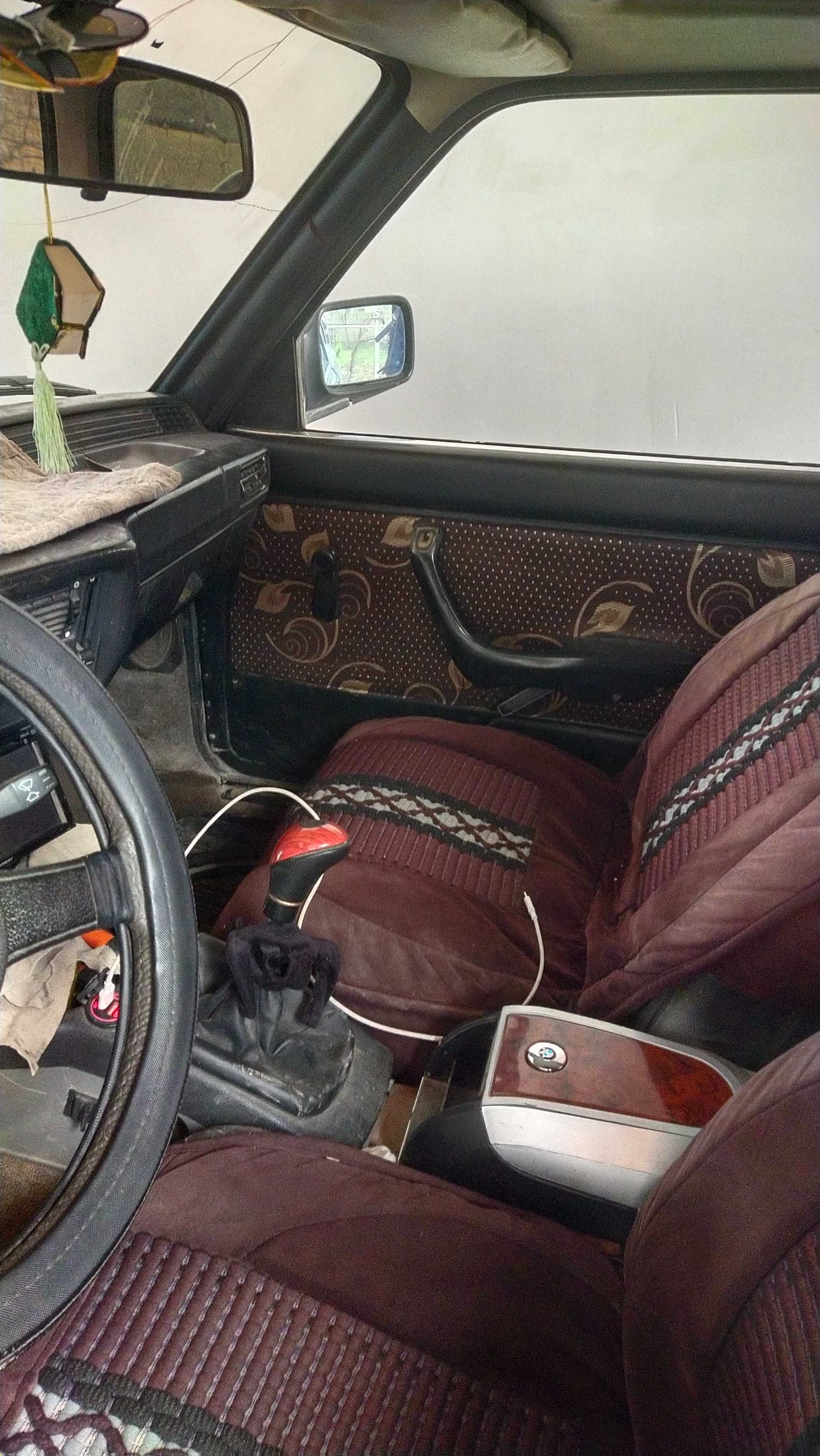 BMW 323i yurib turgan dizel