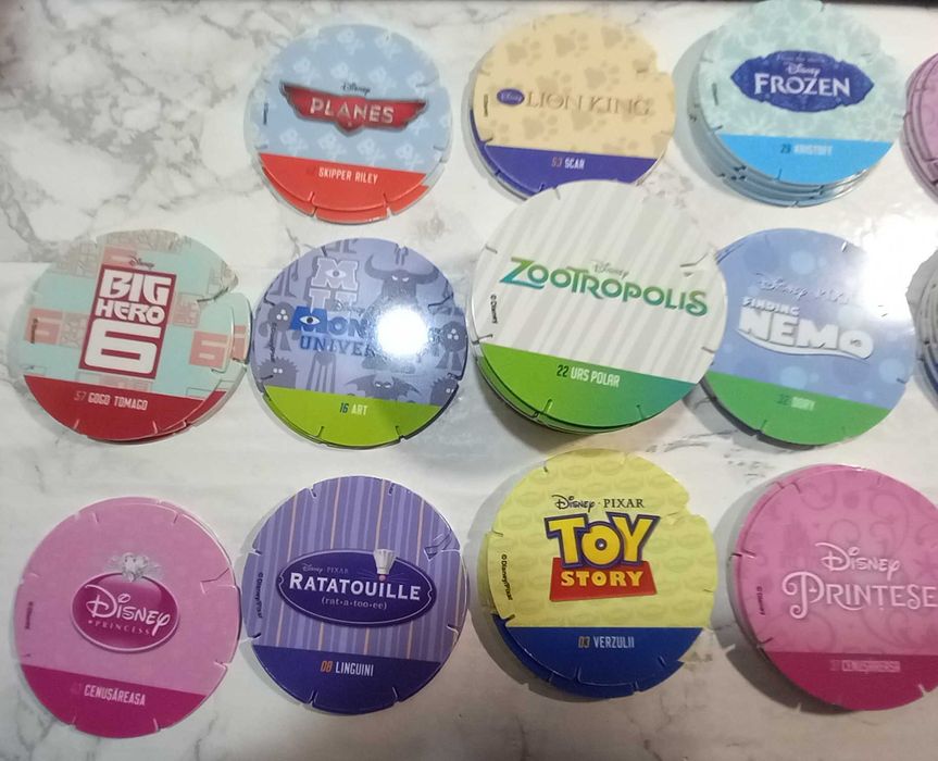Lot de 130 jetoane („capace de lapte”) Disney/Pixar