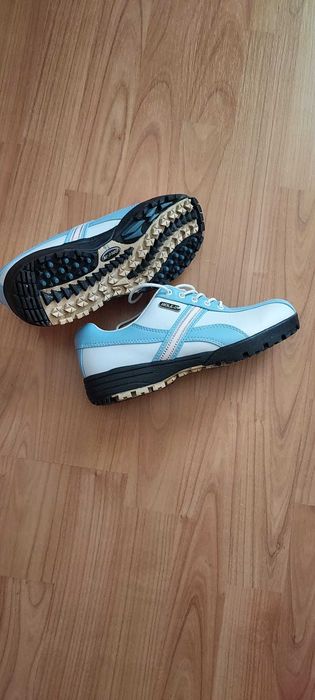 Pantofi sport aproape noi