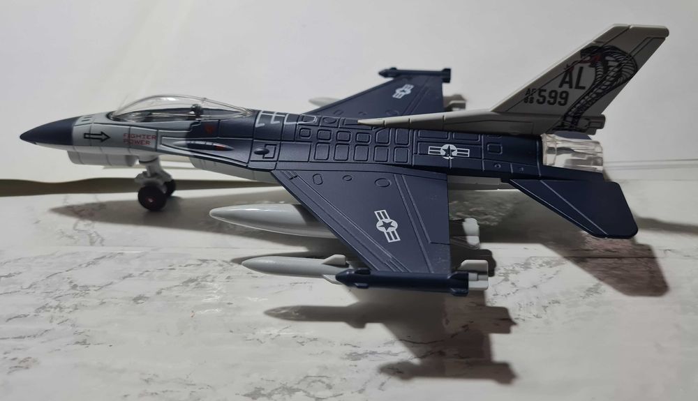 superbă machetă avion F 16, 1/72, pull back, cu lumini și sunete
