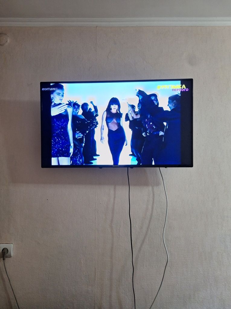 Skyworth 102cm Full HD DVB-T2 DVB-C с креплением