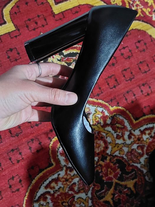 Продаются туфли на каблуках.