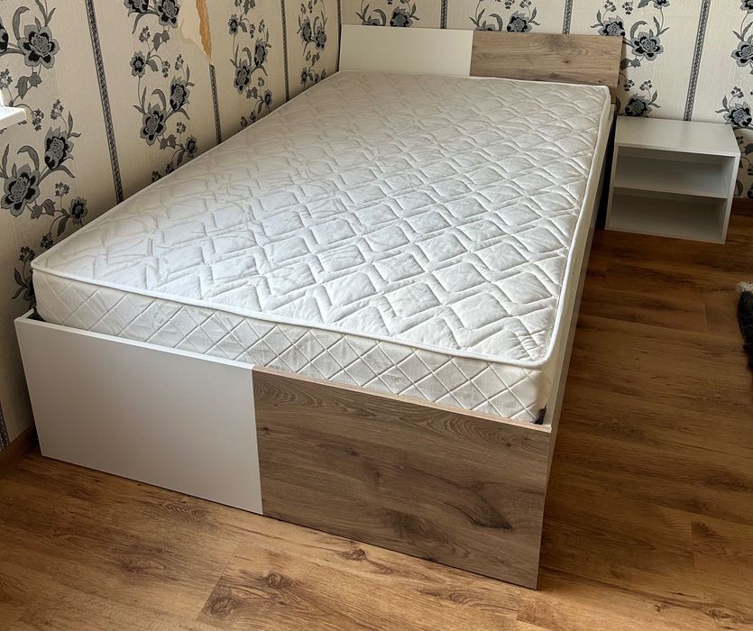 Продава се единично легло с нощно шкафче много добро състояние