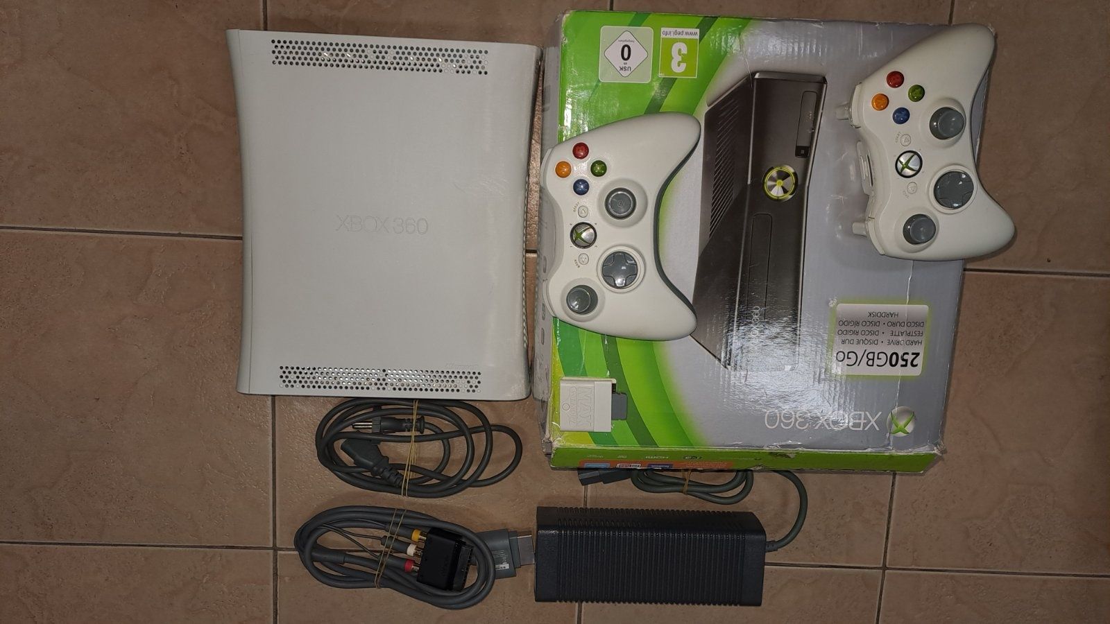 Xbox 360 с 1бр оригинален безкабелен джойстик с 250GB хард-200лв