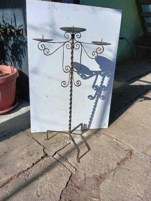 Продавам голям свещник от ковано желязо