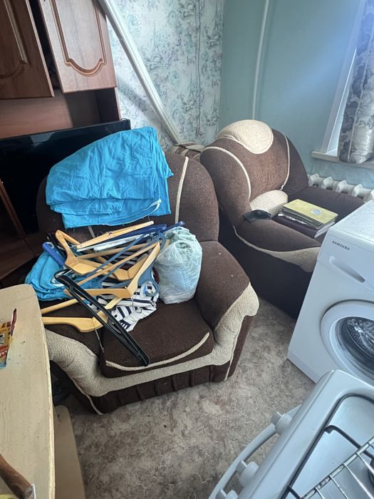 Два кресла коричневые