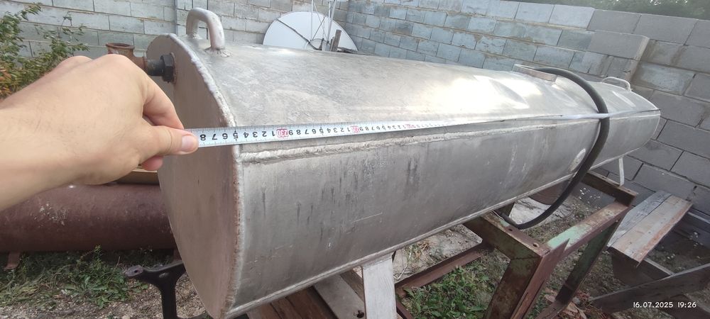 Алюминиевая ёмкость для воды.