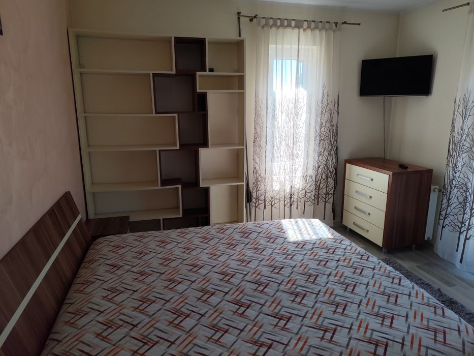 Închiriez apartament cu 2 camere