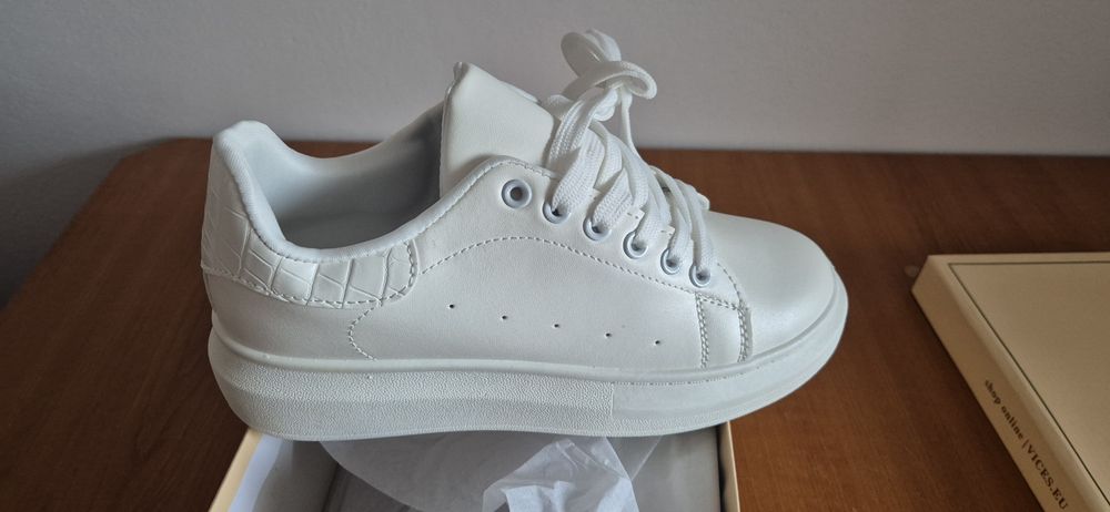 Adidasi noi in cutie marime 38