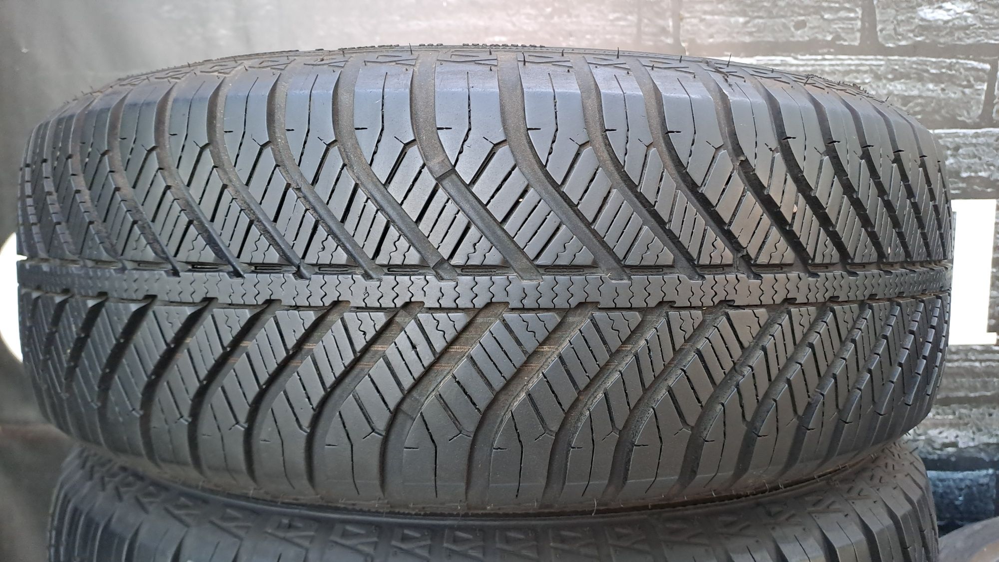 2бр. Всесезонни 195 65 15 Goodyear Vector 4Seasons
