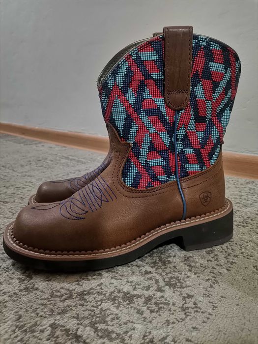 Продаю демисезонную обувь в виде казаков!