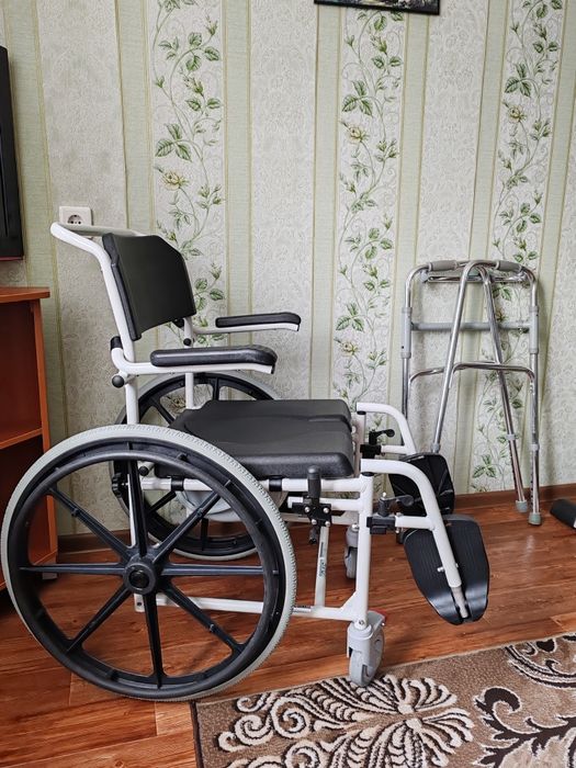 Инвалидное кресло с санитарным оснащеним и ходунки