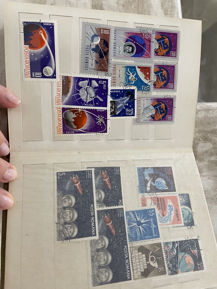 vând clasor cu timbre