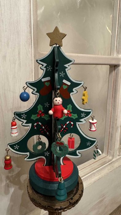 Дървена декоративна  елхичка, с 16 различни дървени фигурки– Германия.