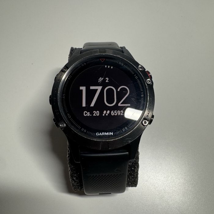 Garmin Fenix 5 •