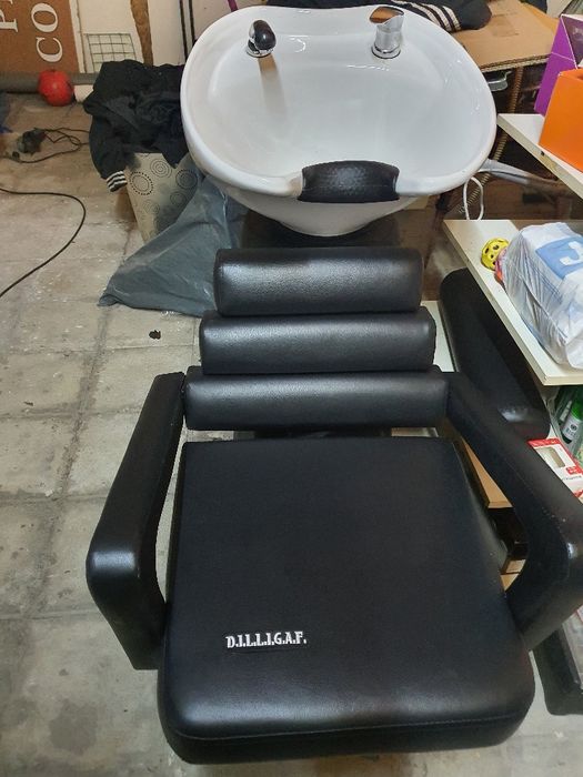 Измивна конзола за фризьорски салон.