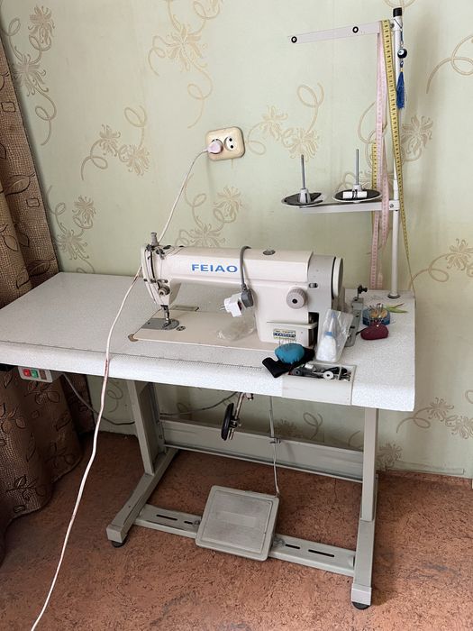 Машинка швейная для средних и тонких тканей