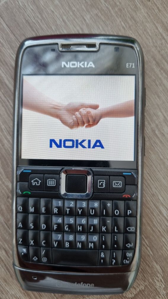 Vind nokia e71 . Cu incarcator original