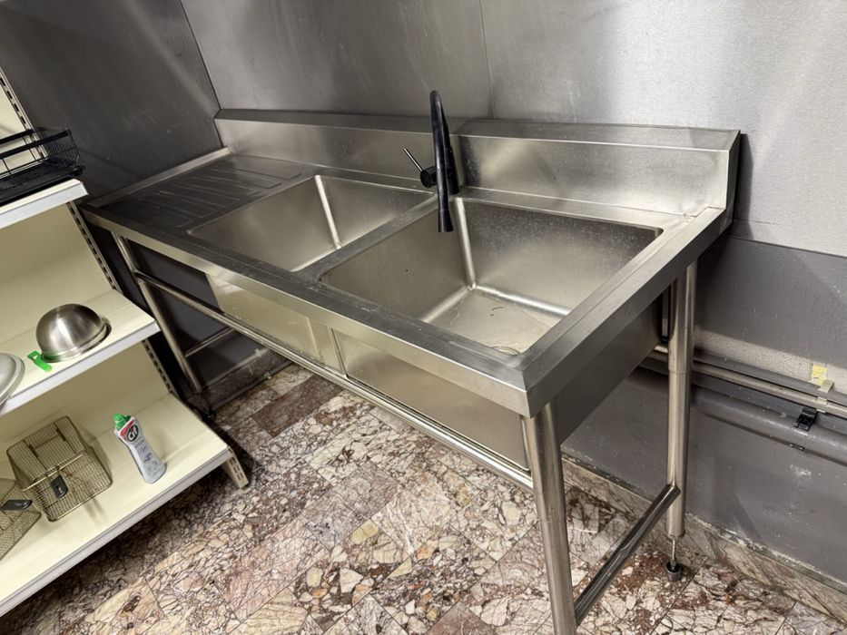 Продава се интериорно оборудване и основно кухненско оборудване