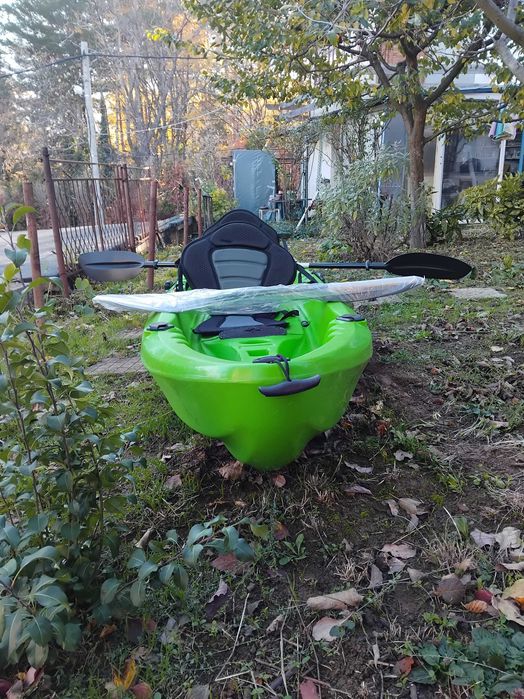 Продавам чисто нов двуместен каяк