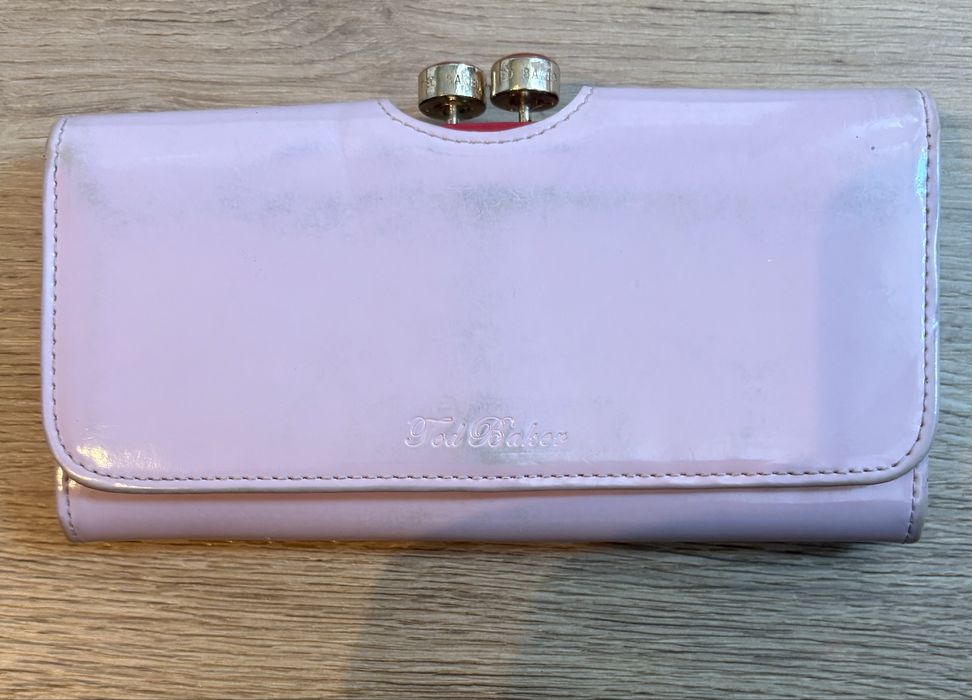Дамско портмоне на Ted Baker London с етикети