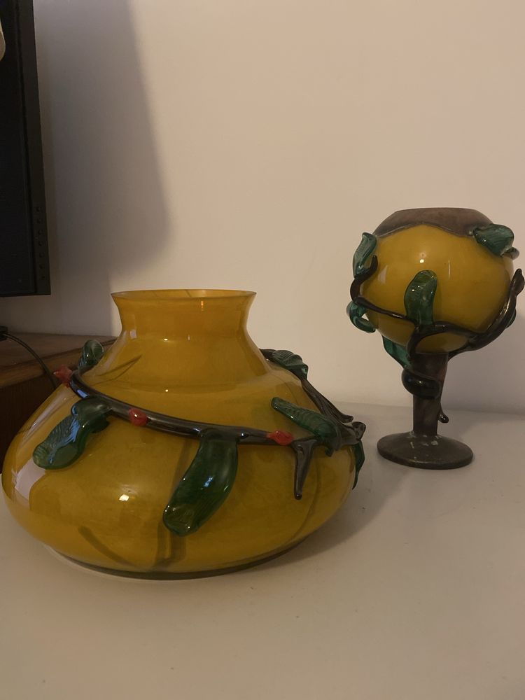 Vase grele din sticla turnata, fondul plastic